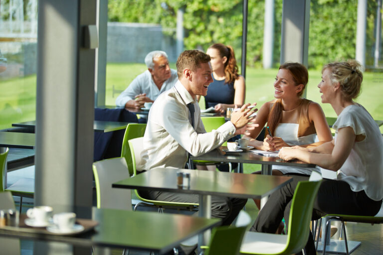 Arbeiten in der Mittagspause Kantine-AdobeStock_129561447-mobile