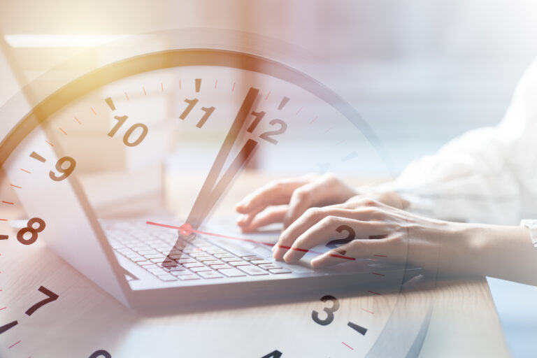 Arbeitszeiterfassung Uhr am Laptop-AdobeStock_407122649-mobile