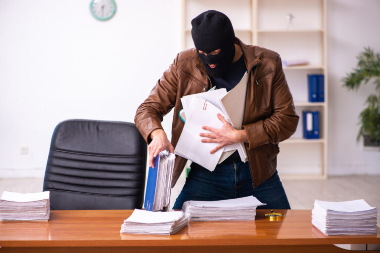 Diebstahl am Arbeitsplatz Büro überfall-mobile