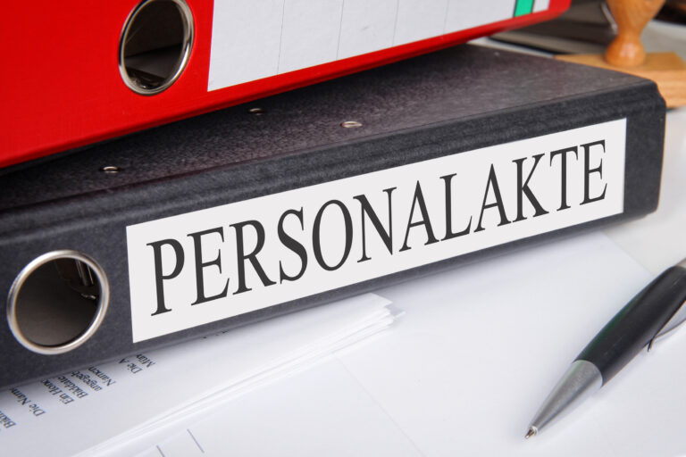 Personalakte mit Ordnern-AdobeStock_100702477-mobile