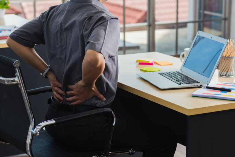 Rückenprobleme Bürostuhl-AdobeStock_408466211-mobile