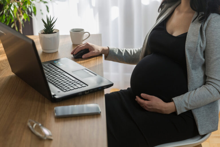 Schwanger Arbeiten Homeoffice-mobile