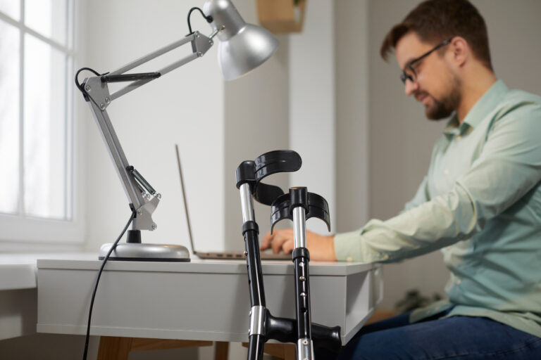 Trotz Verletzung Arbeiten im Homeoffice mit Krücken-AdobeStock_668684332-mobile